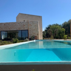 Piscine a sfioro senza tubazioni e locale tecnico di grande impatto visivo, acqua sempre cristallina.